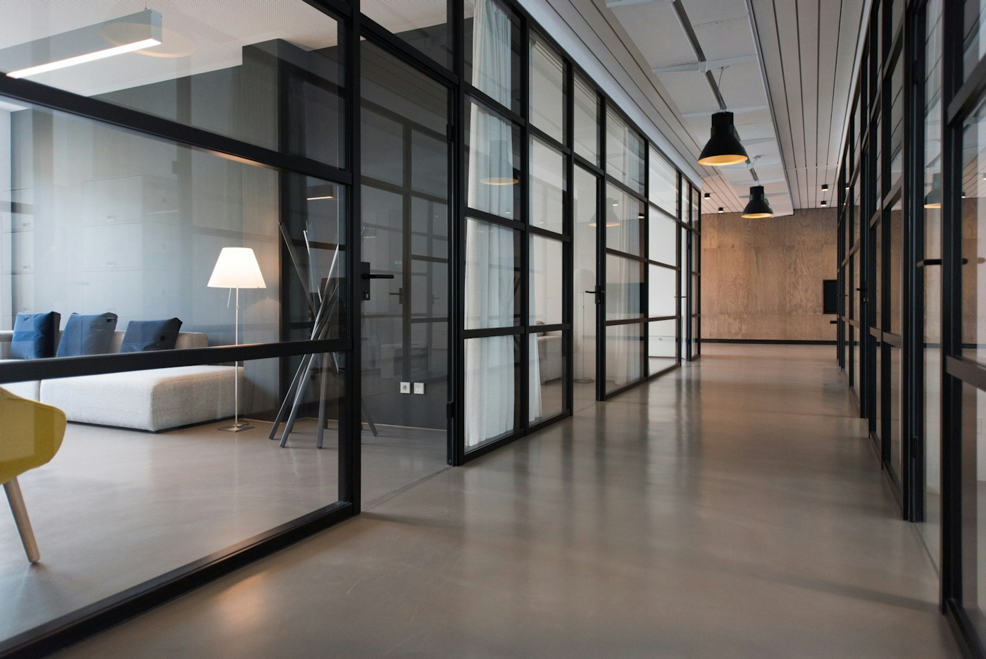 Espacio de oficinas con luz natural, salas de reunión y zonas compartidas